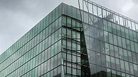 WC1122-FEAT-Curtainwall-p1FT-Fly-By-Curtain.jpg Early conversations provide a successful in-service performance of the fly-by curtainwall parapet.