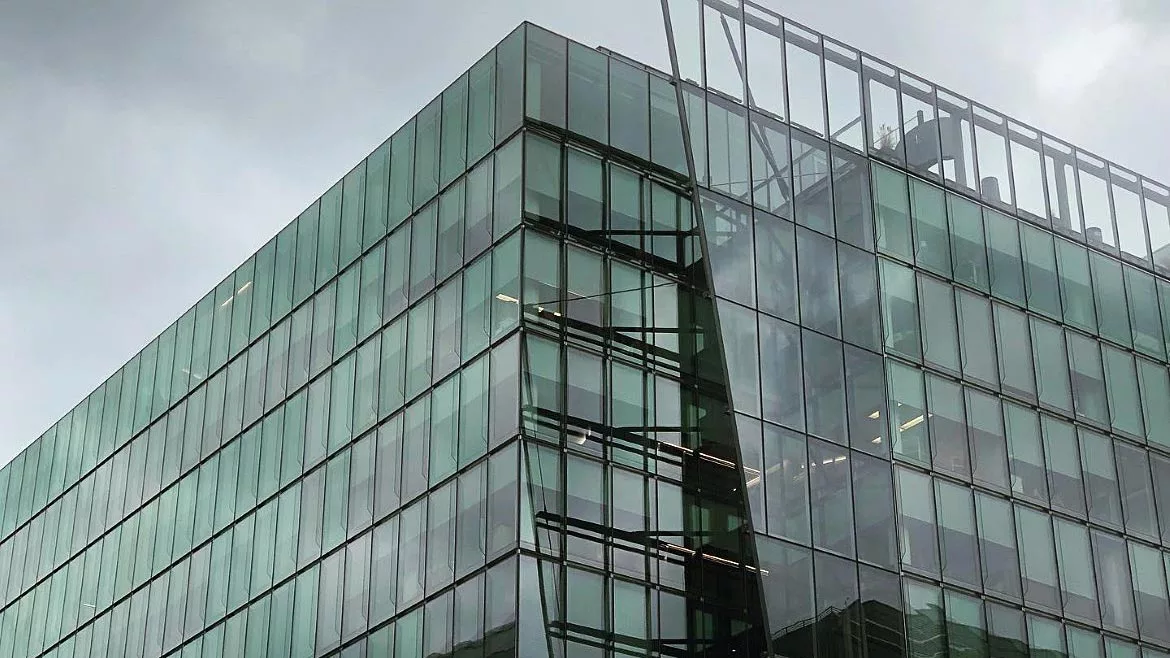 Early conversations provide a successful in-service performance of the fly-by curtainwall parapet.
