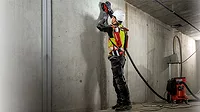 WC0723-FEAT-Hilti-p1FT-Human-Augmentation-L147318_cropped.jpg A worker using human augemntation equipment