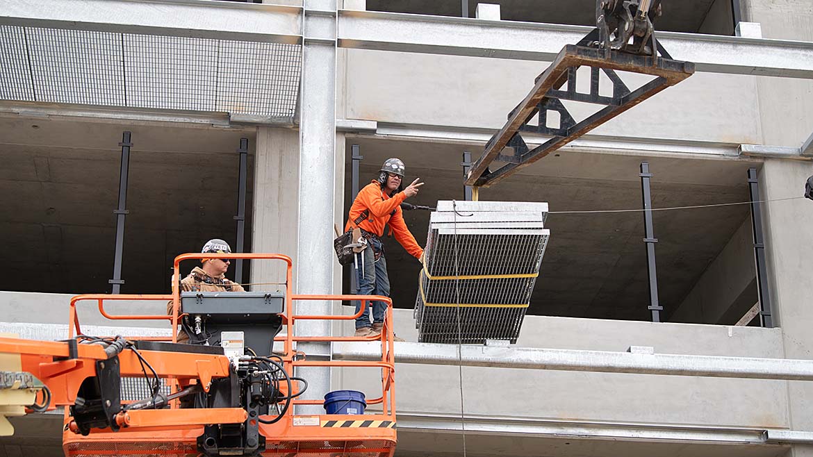 Contractors using mobile elevating work platforms