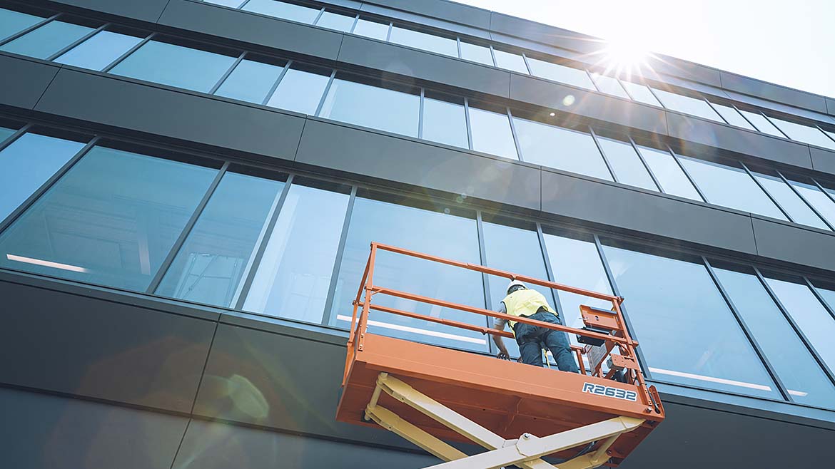 Contractors using mobile elevating work platforms