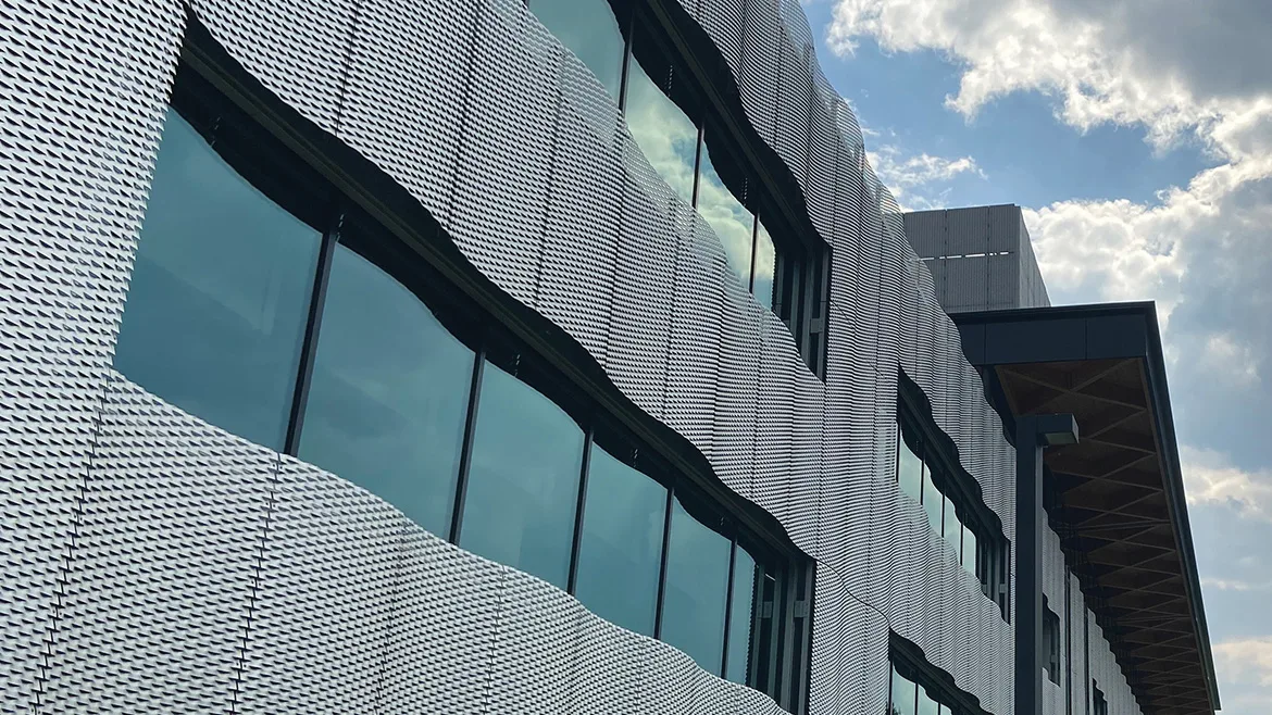 Formed panels with a seamless installation yield pattern uniformity with a unique geometry. A facade made of expanded metal